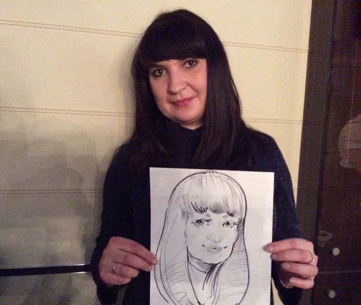 Оля показывает свой шарж от Михаила Шабалина на свадьбе