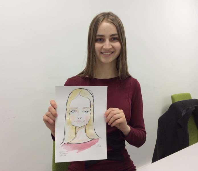 Аня позирует шаржисту Мишелю на свадьбе