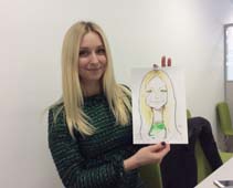 Лина держит свой шарж на свадьбе от шаржиста Мишеля