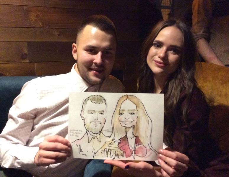Влад и Даша позируют шаржисту Михаилу Шабалину в баре 