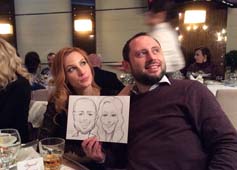 Дима и Аня улыбаются и демонстрируют свою композицию на свадьбе