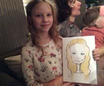 Даша показывает свое изображение в ресторане