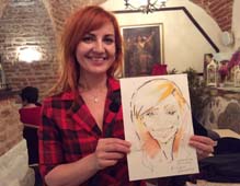 Ирина позирует шаржисту в 