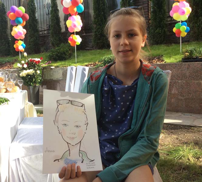 Арина в зеленой ковточке демонстриует свое изображение