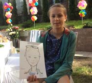 Арина в зеленой ковточке демонстриует свое изображение