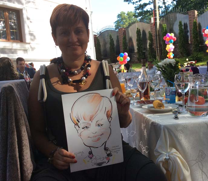 Карина довольна своим шаржем от Мишеля