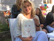 Анна с радостью получила свой шарж от художника