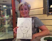 Елена аккуратно демонстрирует рисунок своего лица