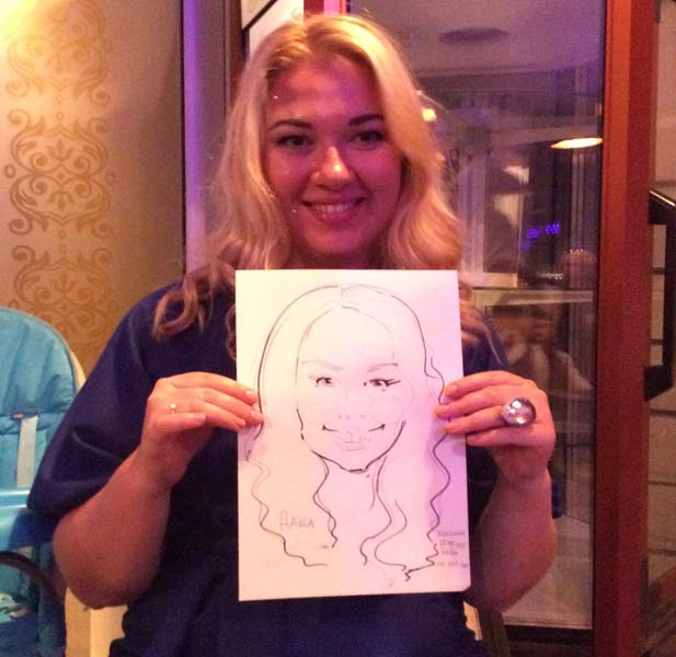 Белокурая Даша показывает свой шарж зрителям