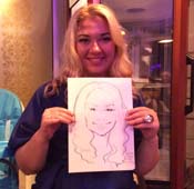 Белокурая Даша показывает свой шарж зрителям