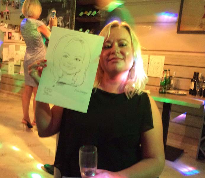 Блондинка в черном платье демонстрирует свое изображение