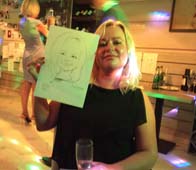 Блондинка в черном платье демонстрирует свое изображение