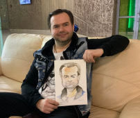  Дмитрий показывает свой акварельный шарж, Михаил Шабалин, шаржист