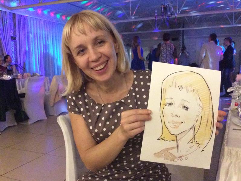 Улыбающаяся блондинка позирует на свадьбе в 