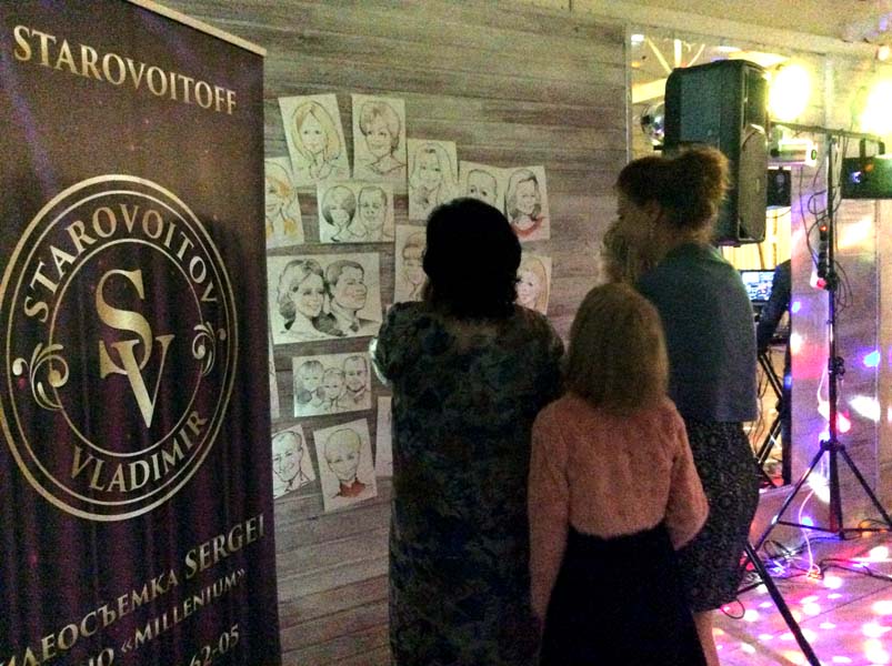 Выставка шаржей на свадьбе в кафе 