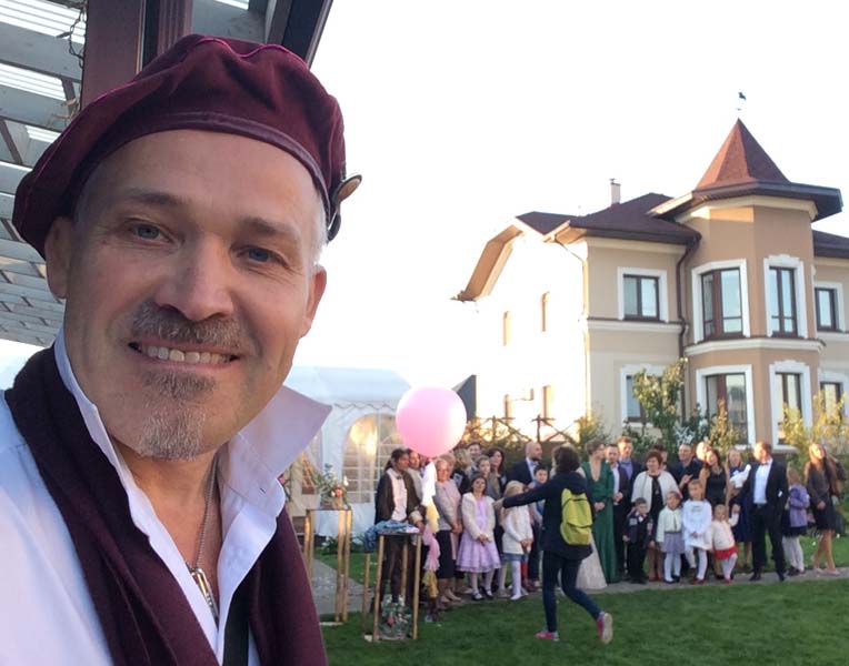 Шаржист Михаил Шабалин приехал на свадьбу в усадьбу 