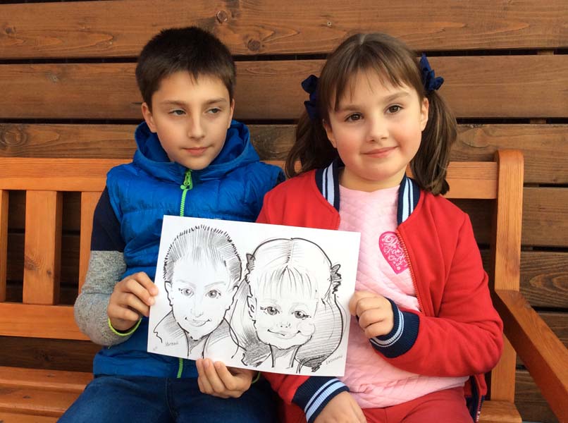 Матвей и Василина держат шарж от Мишеля на свадьбе в 